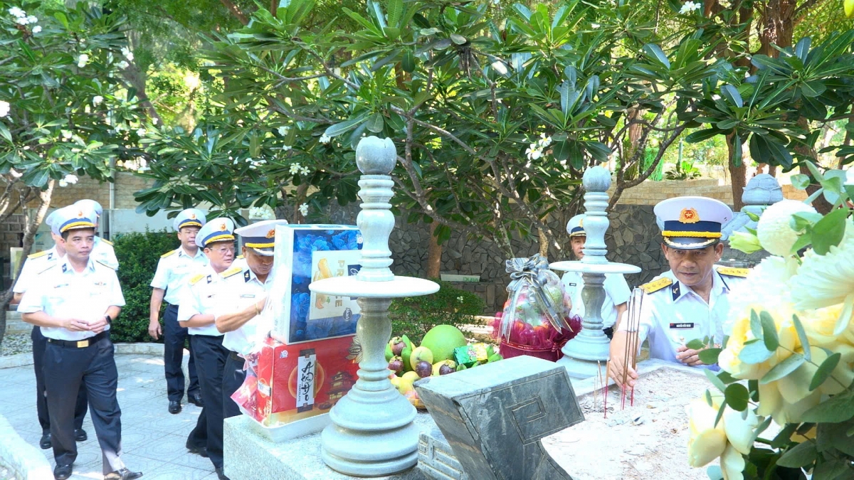 Các đạo biểu thắp hương khu mộ gió