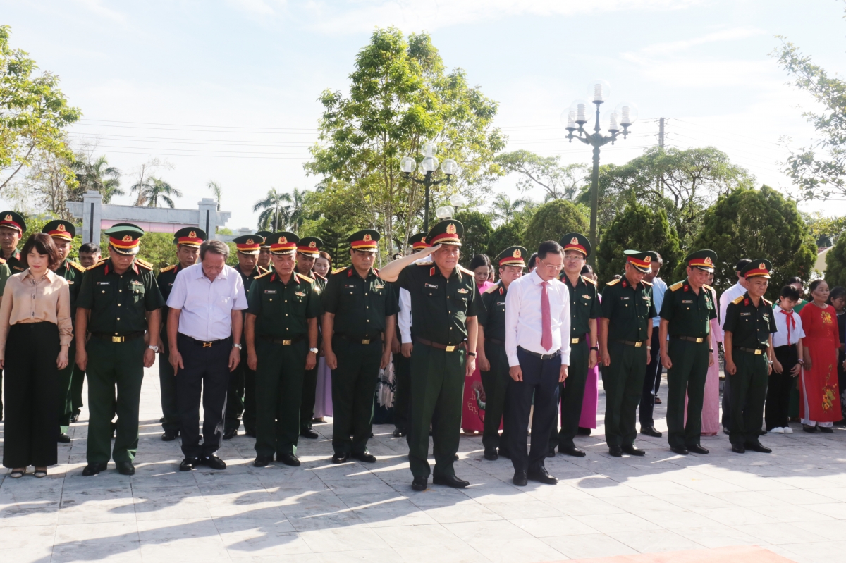 Đoàn công tác Quân khu 3 dâng hương tưởng niệm các anh hùng liệt sĩ tại Nghĩa trang Liệt sĩ Móng Cái (phường Móng Cái 3)
