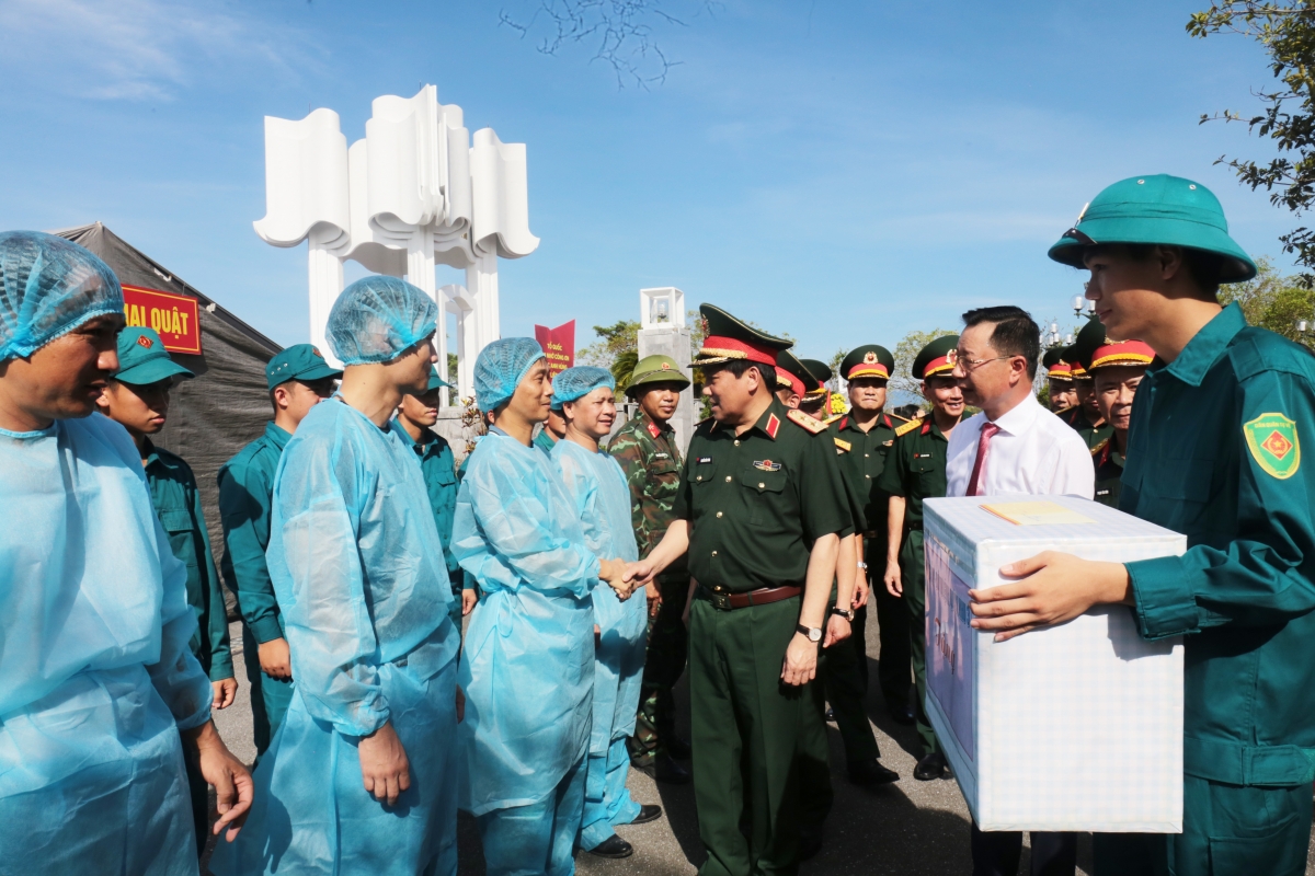 Trung tướng Nguyễn Đức Hưng thăm, động viên lực lượng làm nhiệm vụ khai quật, lấy mẫu hài cốt liệt sĩ tại Nghĩa trang Liệt sĩ Móng Cái (phường Móng Cái 3)