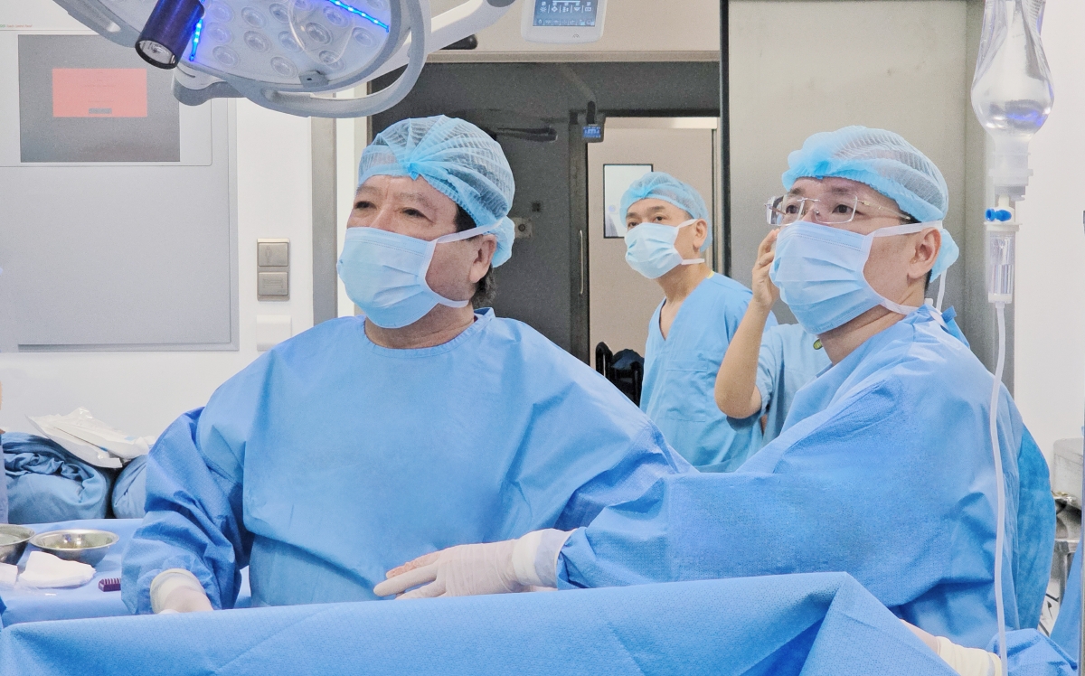 GS.TS Trần Bình Giang và đồng nghiệp tại cơ sở Ninh Bình thực hiện thành công 2 ca phẫu thuật tạo hình dạ dày hình ống cho người bệnh béo phì bệnh lý nguy hiểm.