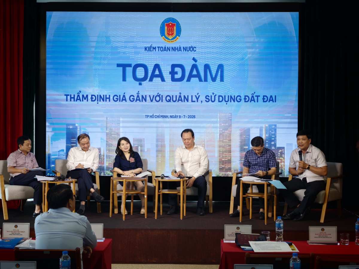 Các diễn giả trao đổi tại Tọa đàm: “Thẩm định giá gắn với quản lý, sử dụng đất đai - Thực trạng và giải pháp”, tổ chức tại Thành phố Hồ Chí Minh sáng 9/7/2026.  Đây là Tọa đàm thứ ba nằm trong chuỗi 3 Tọa đàm do Kiểm toán Nhà nước tổ chức tại các địa phương: Hà Nội, Khánh Hòa và TP. Hồ Chí Minh