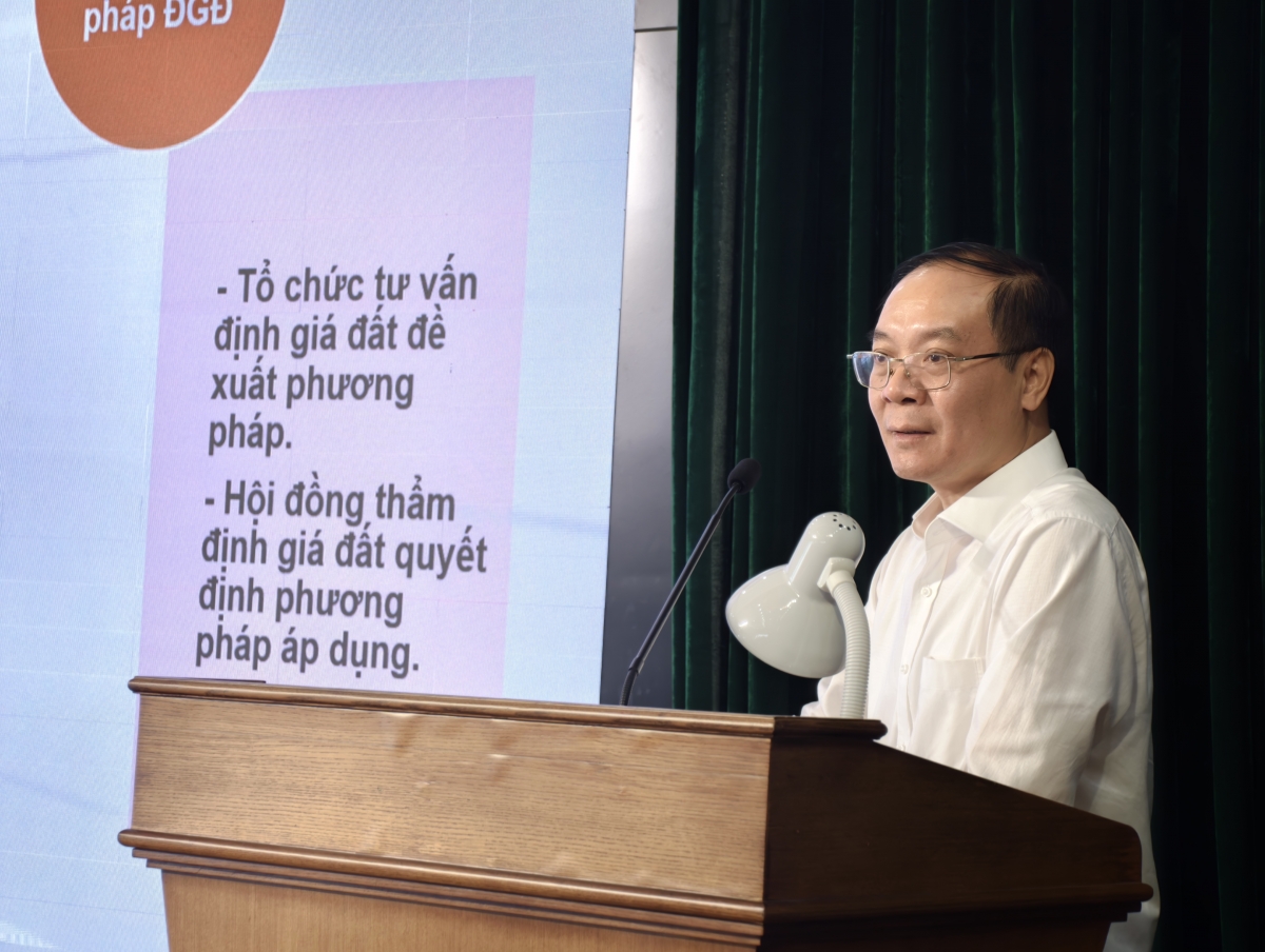 Ông Võ Anh Tuấn- Phó Cục trưởng Cục quản lý đất đai, Bộ Nông nghiệp và  Môi trường trao đổi với đại diện các địa phương về những vướng mắc trong lựa chọn phương pháp định giá đất 