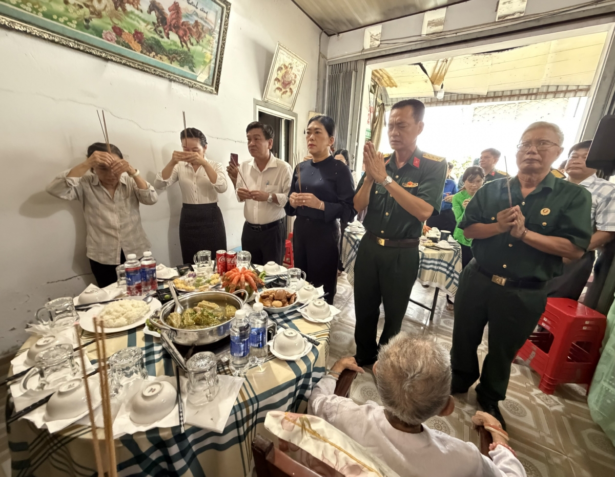 Lãnh đạo các Sở, ngành, đoàn thể thành phố Cần Thơ dâng hương tưởng nhớ các Anh hùng liệt sĩ tại nhà Bà Mẹ Việt Nam anh hùng Nguyễn Thị Lành.