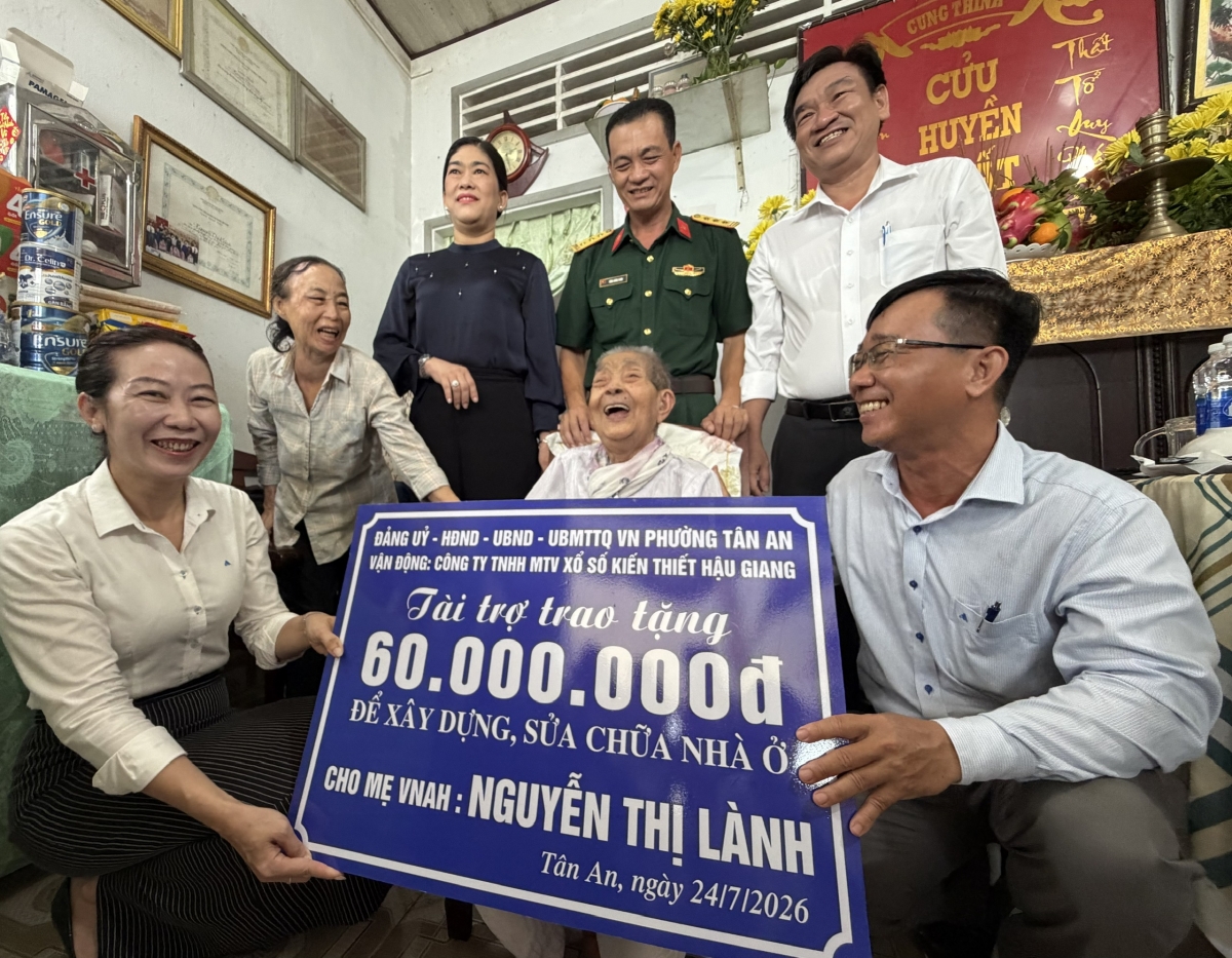 Lãnh đạo các Sở, ngành, đoàn thể thành phố Cần Thơ và phường Tân An trao tặng gia đình Bà Mẹ Việt Nam anh hùng Nguyễn Thị Lành nhiều phần quà.