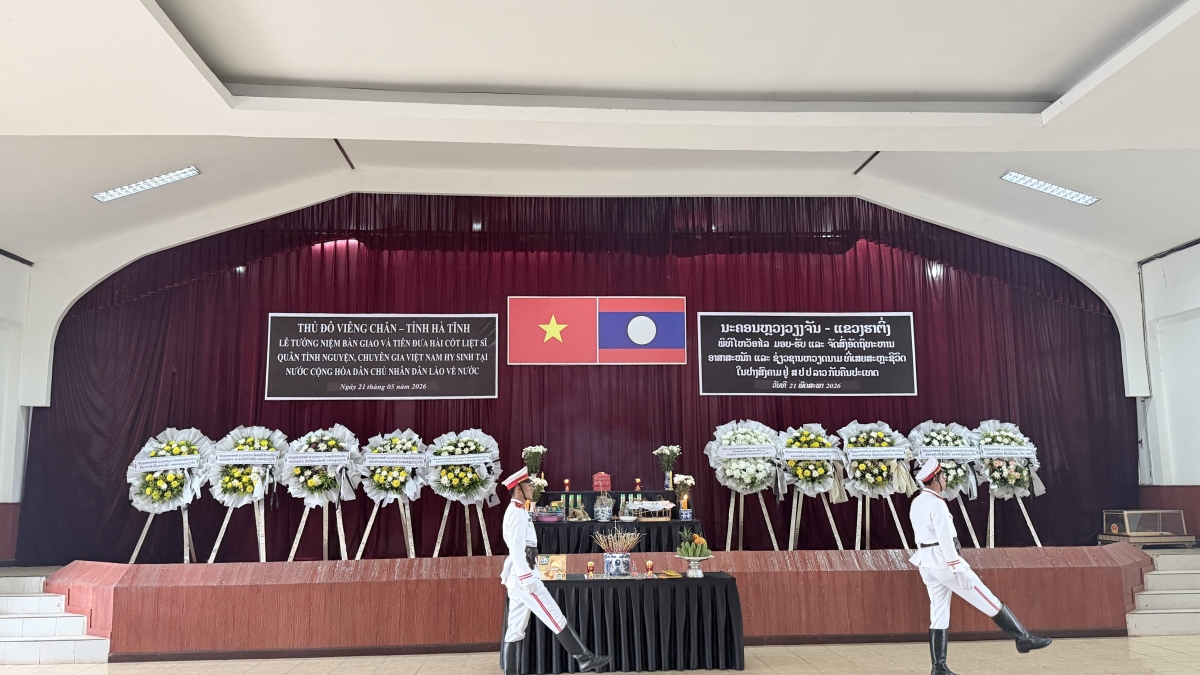 Lễ tưởng niệm, bàn giao và tiễn đưa hài cốt liệt sỹ quân tình nguyện, chuyên gia Việt Nam hy sinh tại Lào về nước.