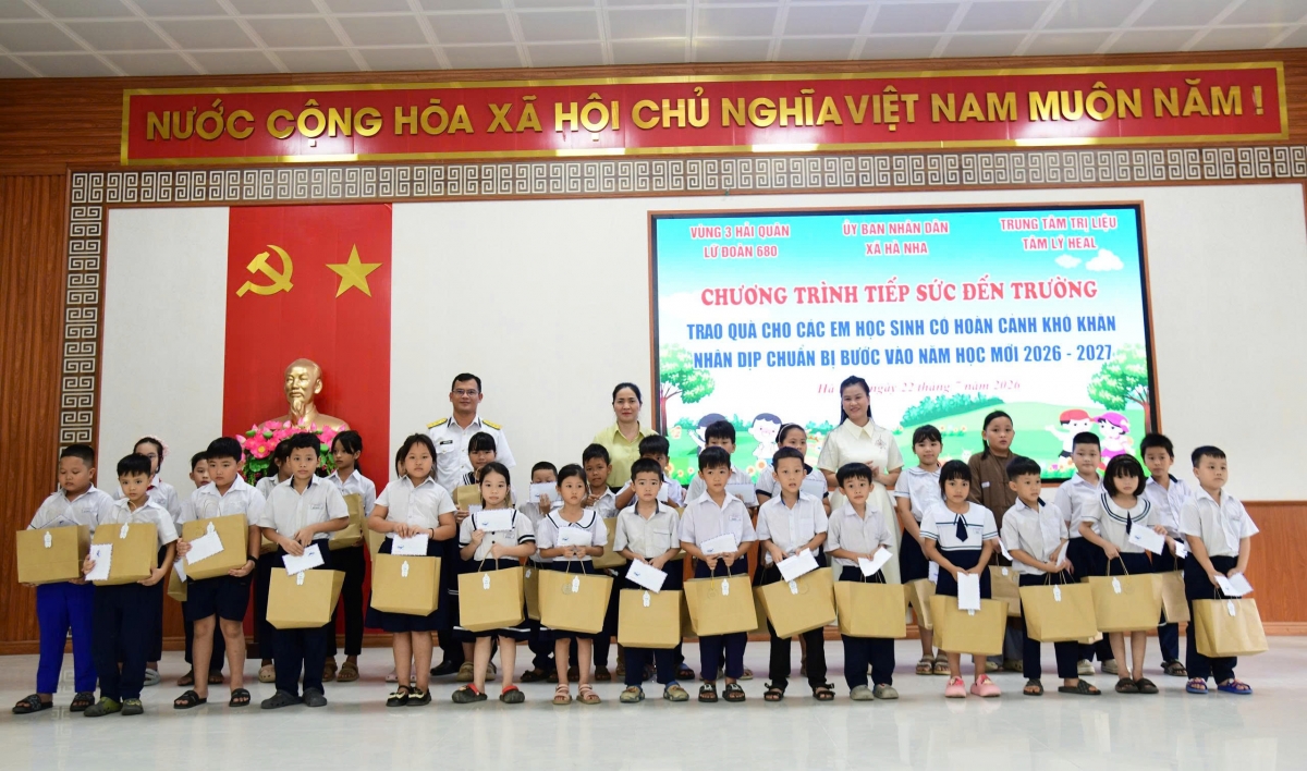 Lữ đoàn 680 phối hợp với Trung tâm trị liệu tâm lý Heal trao quà cho các em học sinh có hoàn cảnh khó khăn trên các trường xã Hà Nha