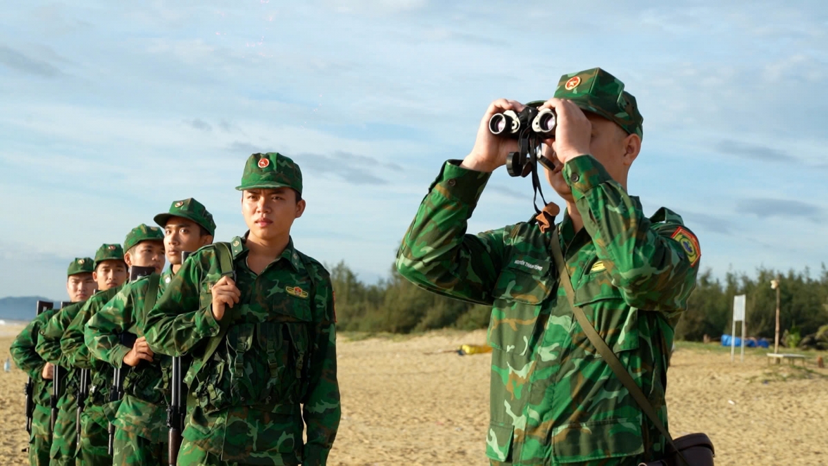 Lực lượng biên phòng vừa tuyên truyền, vừa kiểm tra, kiểm soát hoạt động đánh bắt hải sản trên biển.
