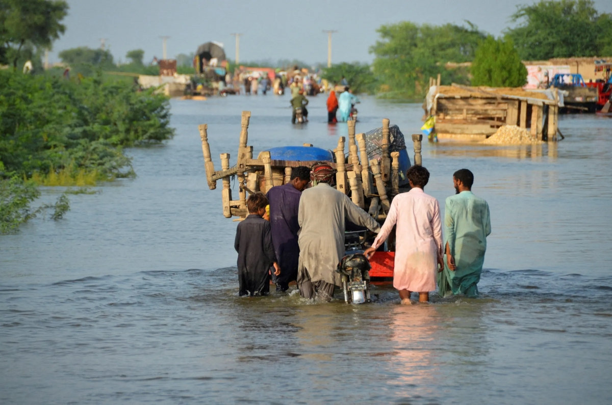 Mưa lũ ảnh hưởng tới hàng triệu người dân Pakistan (Ảnh Reuters)