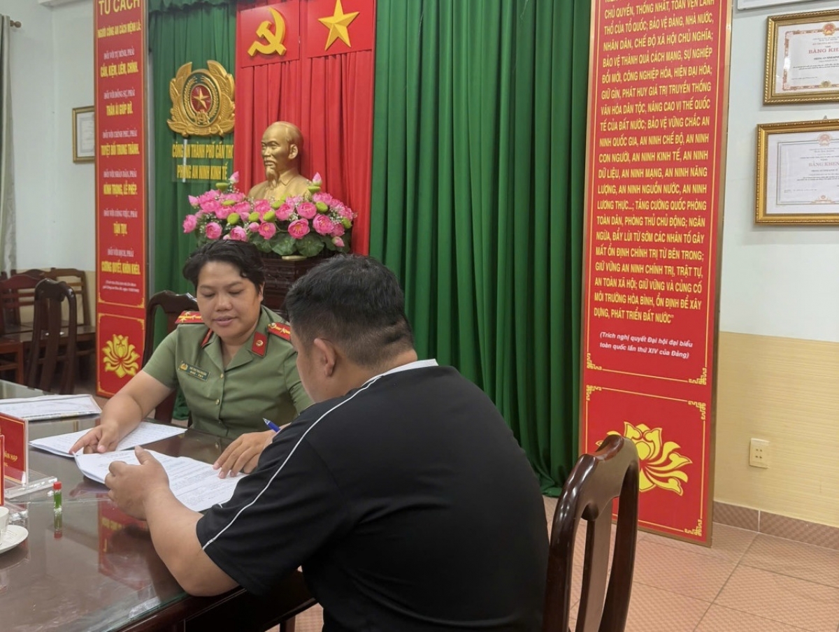 Ông N.C.B. tại Phòng An ninh kinh tế Công an thành phố Cần Thơ- Ảnh Công an thành phố Cần Thơ