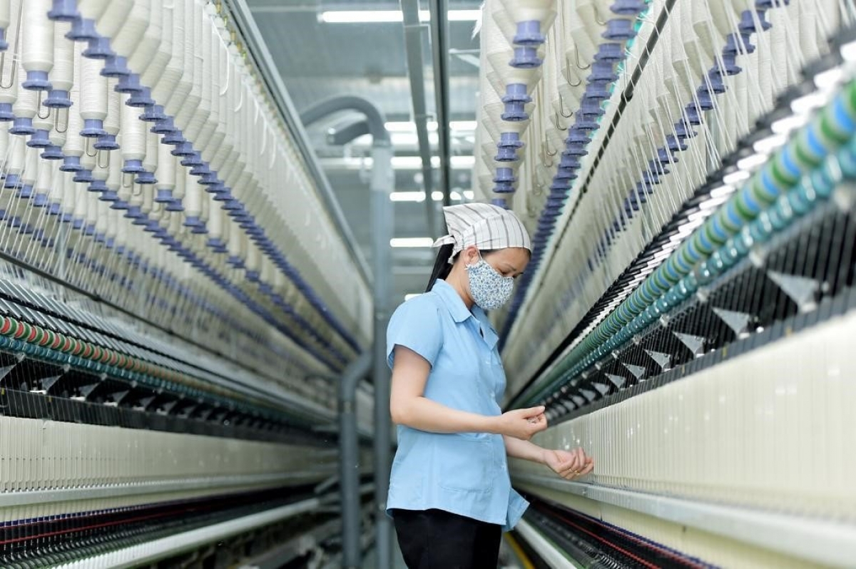 Doanh nghiệp trong ngành dệt may cần quan tâm không chỉ đến nơi cắt, may và hoàn thiện sản phẩm mà còn phải xác định nguồn gốc của bông, xơ, sợi, vải, thuốc nhuộm và các nguyên phụ liệu. Ảnh internet.