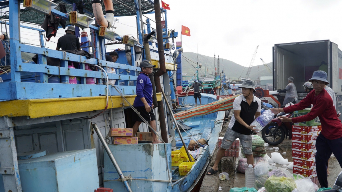 Ngư dân Gia Lai chuẩn bị vật tư để ra khơi. Ảnh: Hoàng Qui -VOV