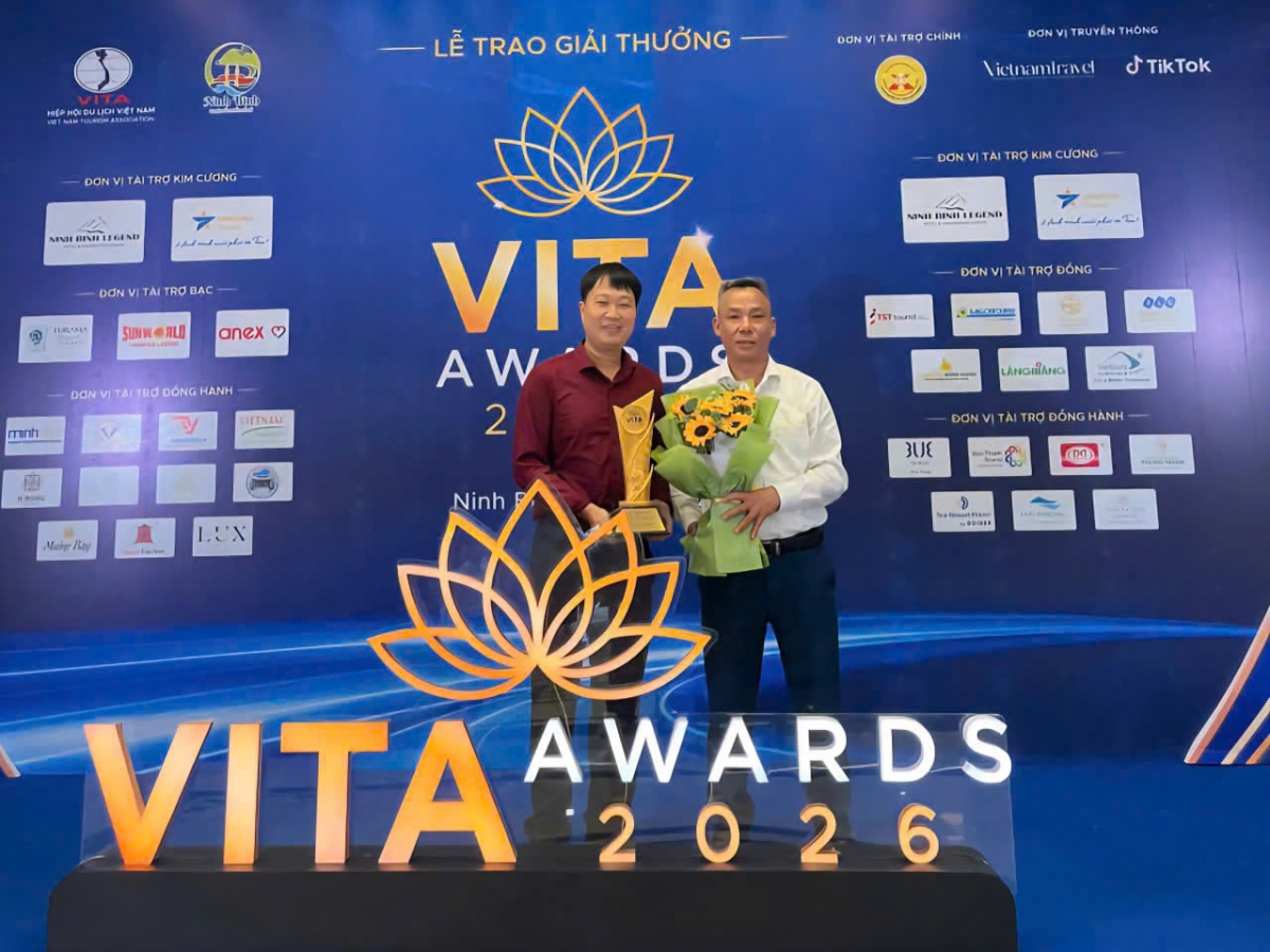 Đại diện lãnh đạo Vườn Quốc gia Cúc Phương nhận giải thưởng VITA