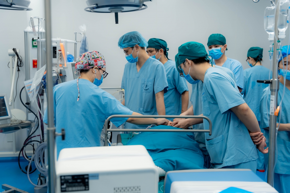 Ê kíp phẫu thuật ca cấy điện cực ốc tai cho bé 4 tuổi điếc bẩm sinh