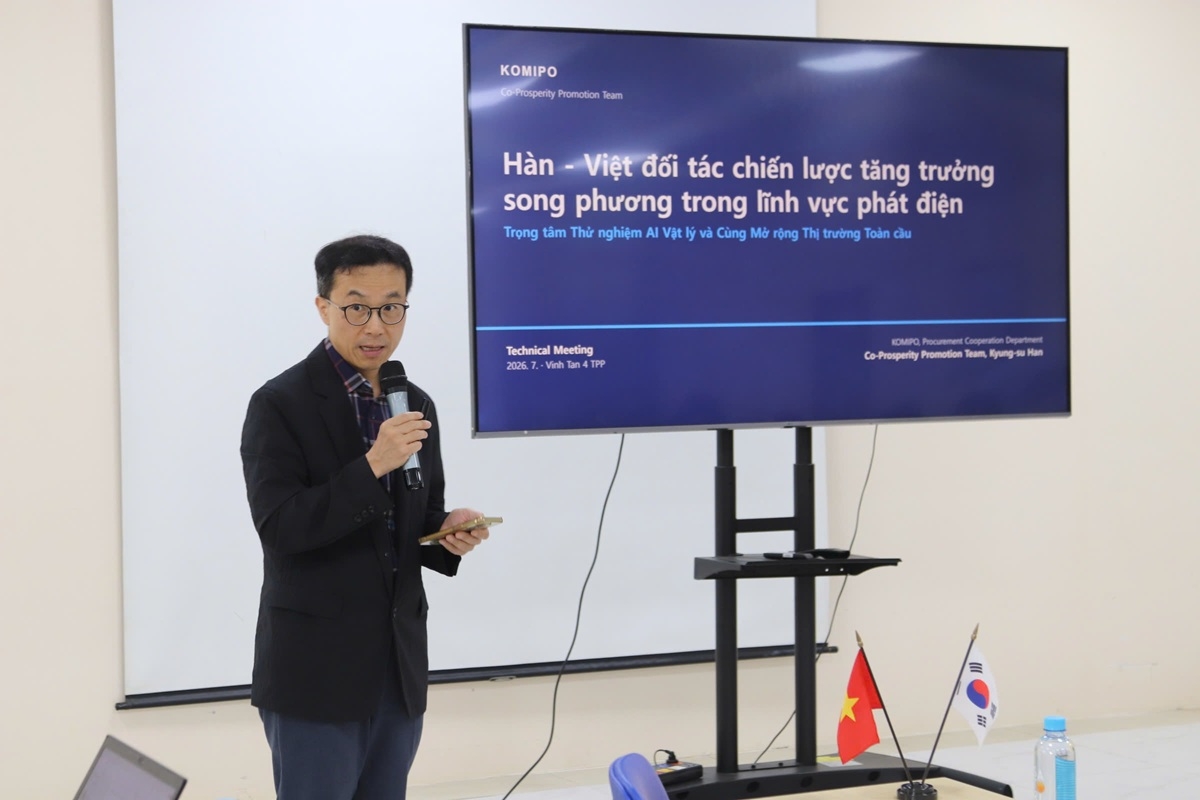 Ông Han Kyung Su trình bày tại buổi làm việc. Ảnh: VT4