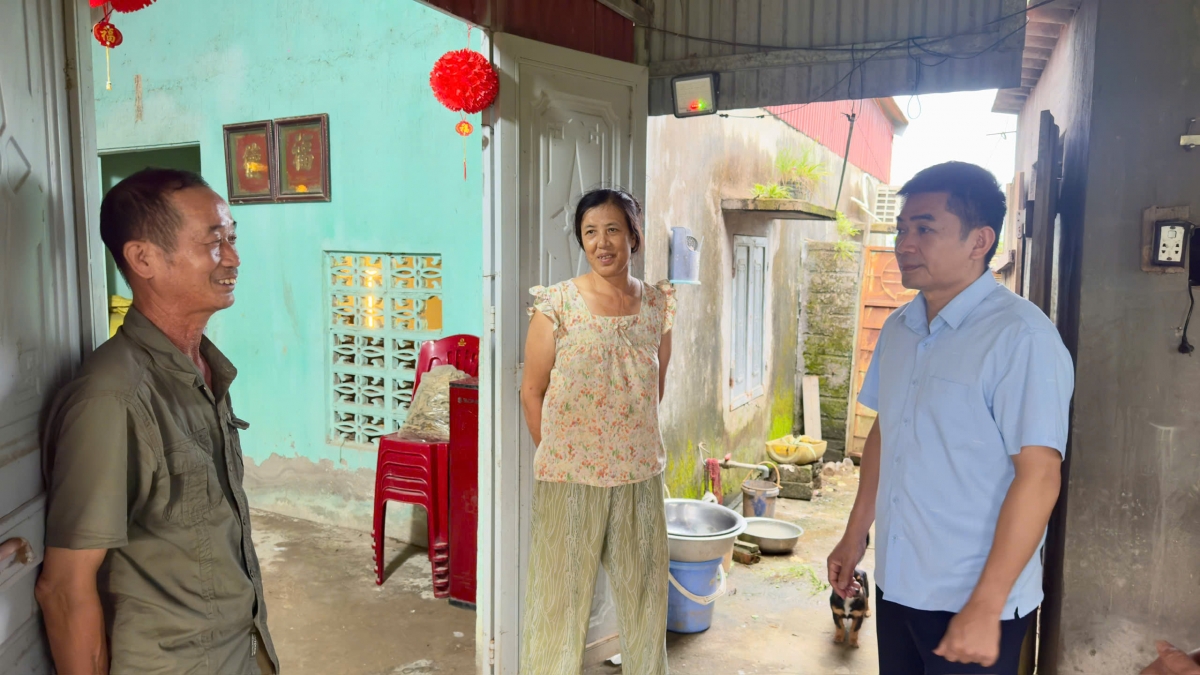 Ông Hoàng Hải Long, PCT phường Móng Cái 1 đi kiểm tra, vận động người dân di dời đến nơi tránh trú bão an toàn trước khi bão đổ bộ