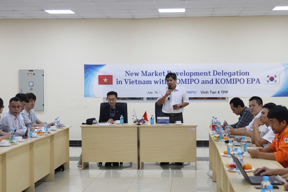 Ông Trần Ngọc Hưởng, Phó giám đốc Nhà máy Nhiệt điện Vĩnh Tân 4 phát biểu tại buổi làm việc. Ảnh: VT4