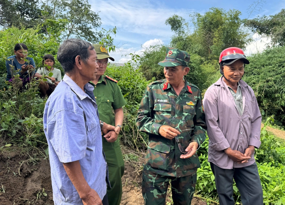 Ông Y Biêng N'Tơr (đội mũ bảo hiểm ) chỉ vị trí từng chôn cất xã đội phó Y Chông Triêk hơn nửa thế kỷ trước, ký ức đã trở thành manh mối quan trọng giúp Đội K51 quy tập hài cốt liệt sĩ.