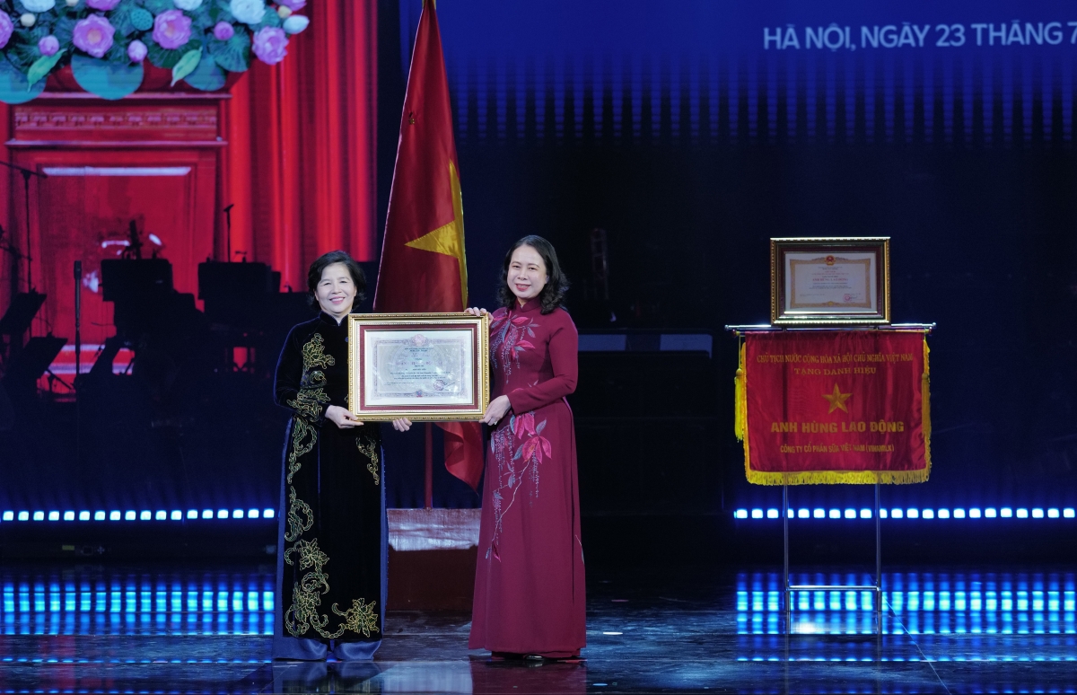 Phó Chủ tịch nước Võ Thị Ánh Xuân trao Huân chương Độc lập hạng ba cho bà Mai Kiều Liên, Tổng Giám đốc Vinamilk.