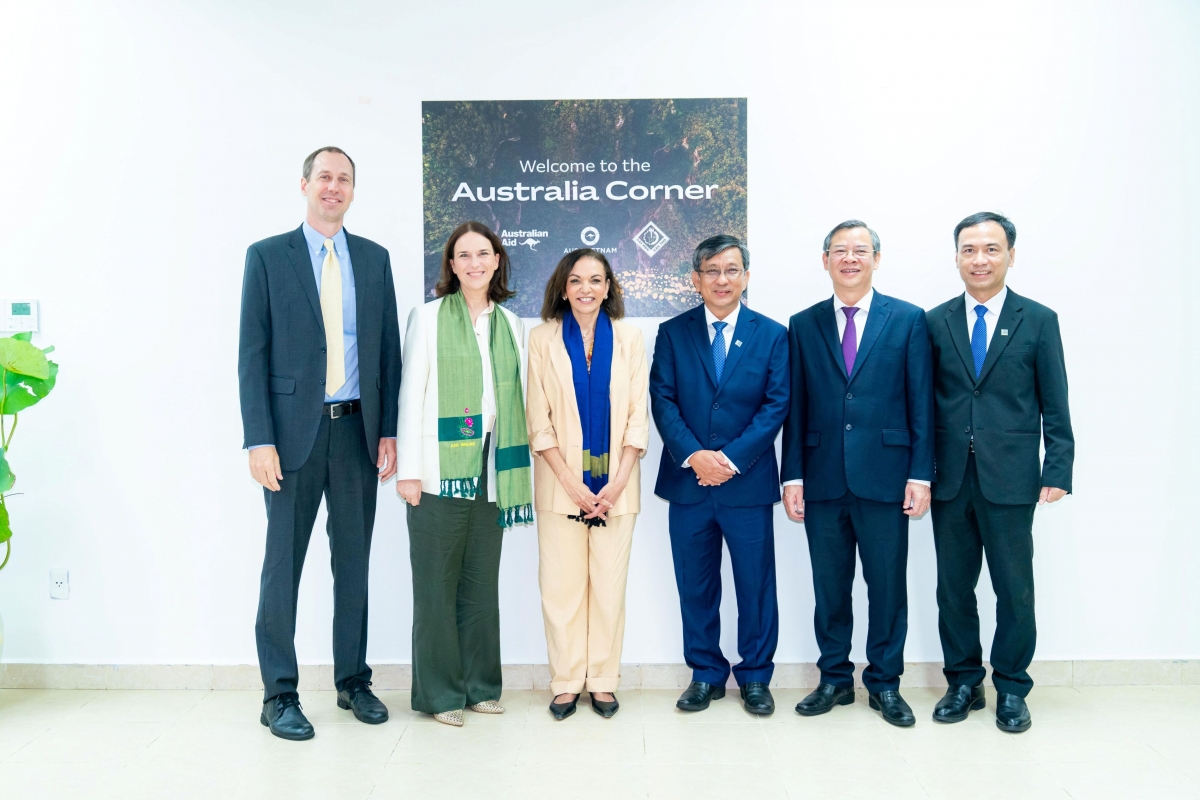 Bà Anne Aly, Bộ trưởng Phát triển quốc tế Australia chụp ảnh lưu niệm cùng Chủ tịch UBND TP. Cần Thơ Trương Cảnh Tuyên, Giám đốc Đại học Cần Thơ Trần Trung Tính, Phó Giám đốc Đại học Cần Thơ Lê Văn Lâm và Trưởng dự án Aus4Adaptation Brian Bean tại Không gian trưng bày và giới thiệu về Australia.