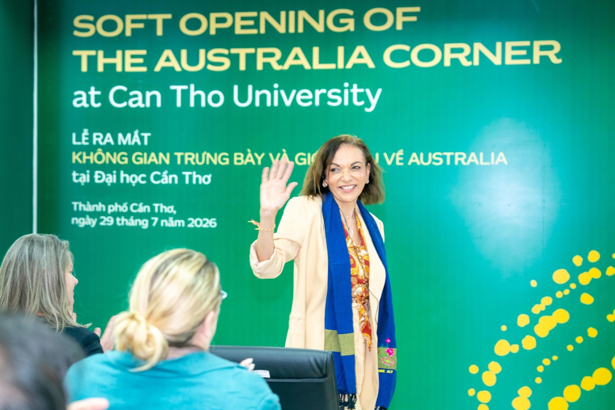 Bà Anne Aly, Bộ trưởng Phát triển quốc tế Australia vẫy tay chào mừng tại sự kiện