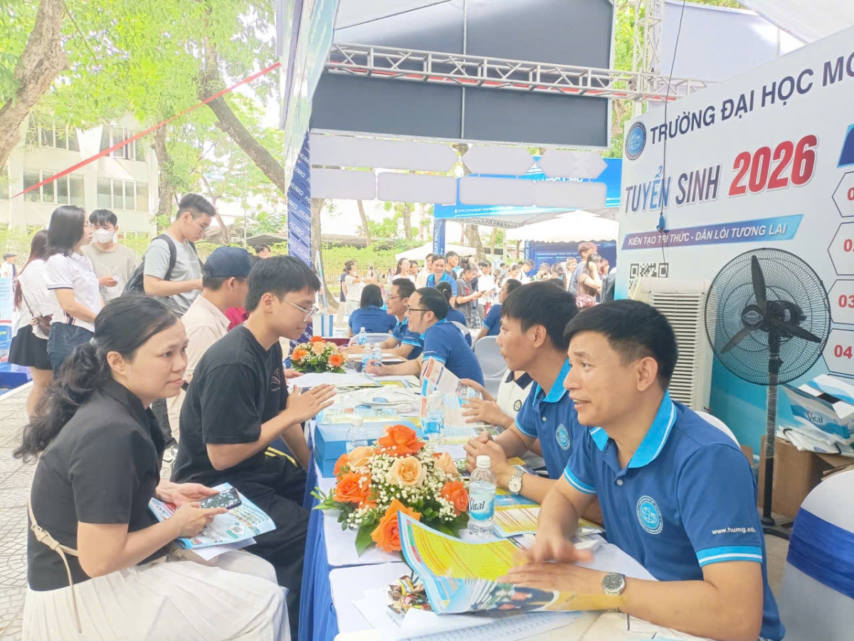 Thí sinh và phụ huynh cùng tham gia Ngày hội Lựa chọn nguyện vọng xét tuyển đại học, cao đẳng 2026