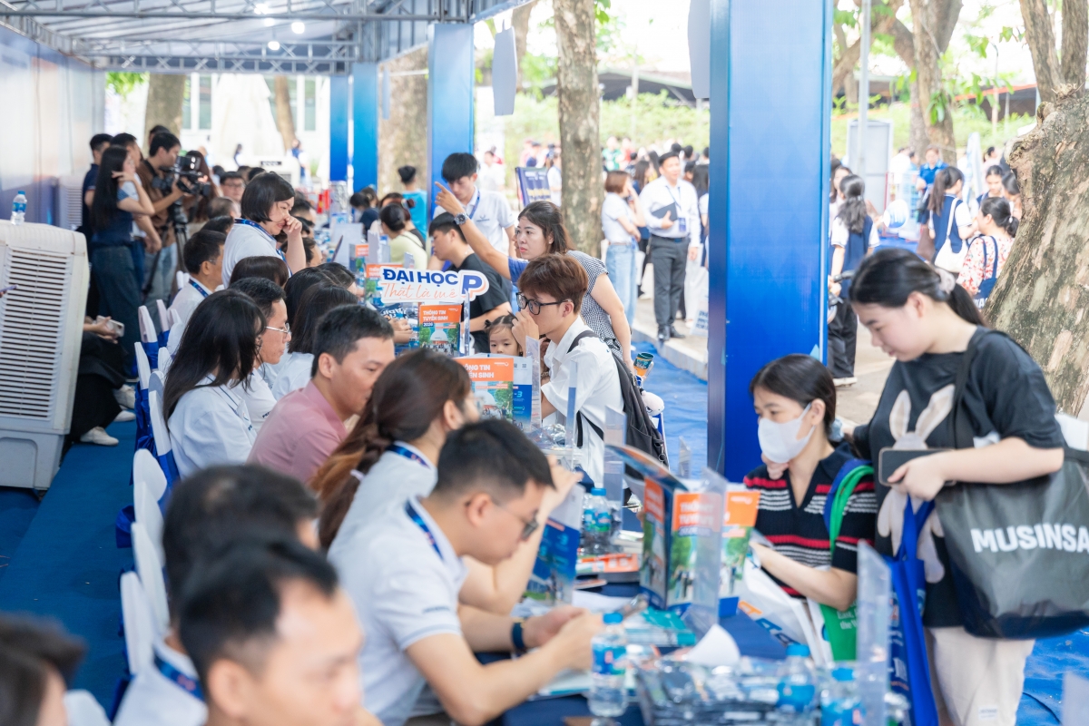 Thí sinh và phụ huynh tham gia tư vấn, tìm hiểu thông tin tại gian hàng của Đại học Phenikaa 