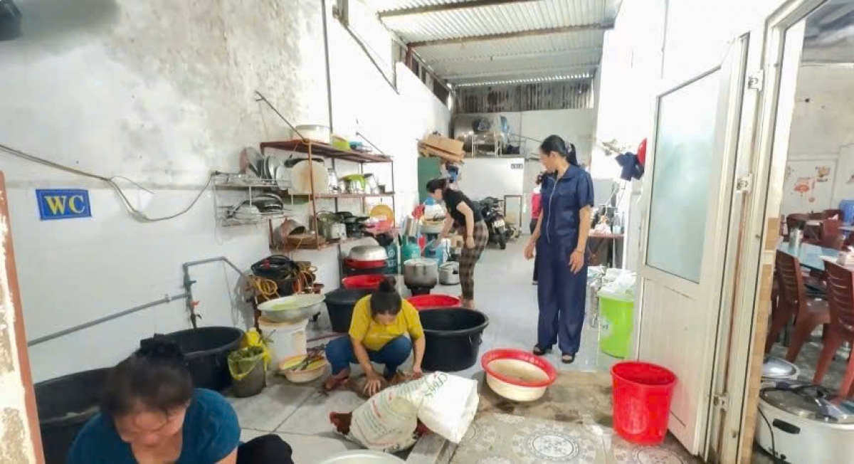 Hội viên Chi hội Phụ nữ thôn Thanh Bình, xã Tứ Mỹ cùng nhau chuẩn bị "bữa cơm tình nghĩa" phục vụ Chiến dịch 500 ngày đêm.