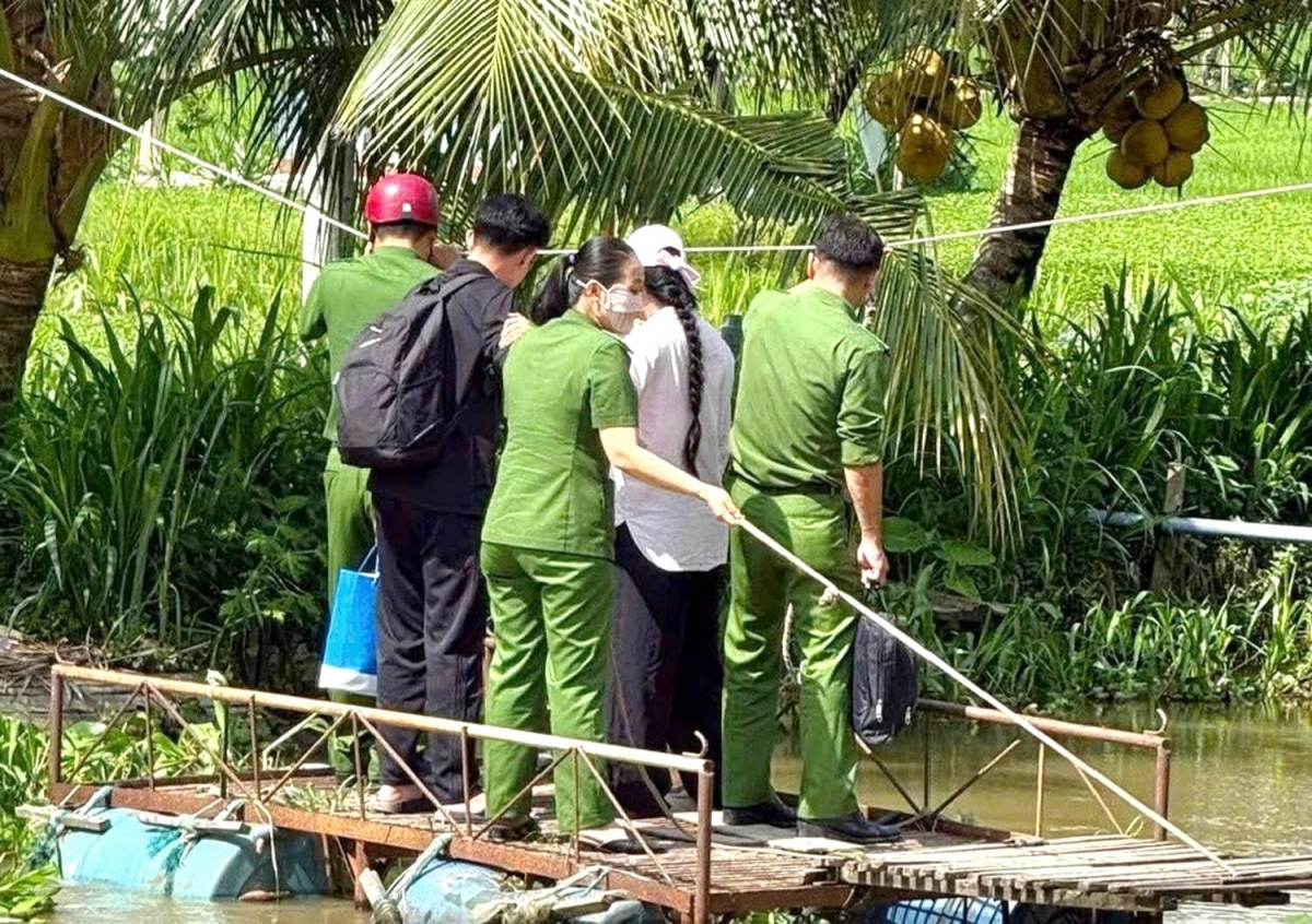 Tổ lưu động đến tận nhà dân lấy mẫu