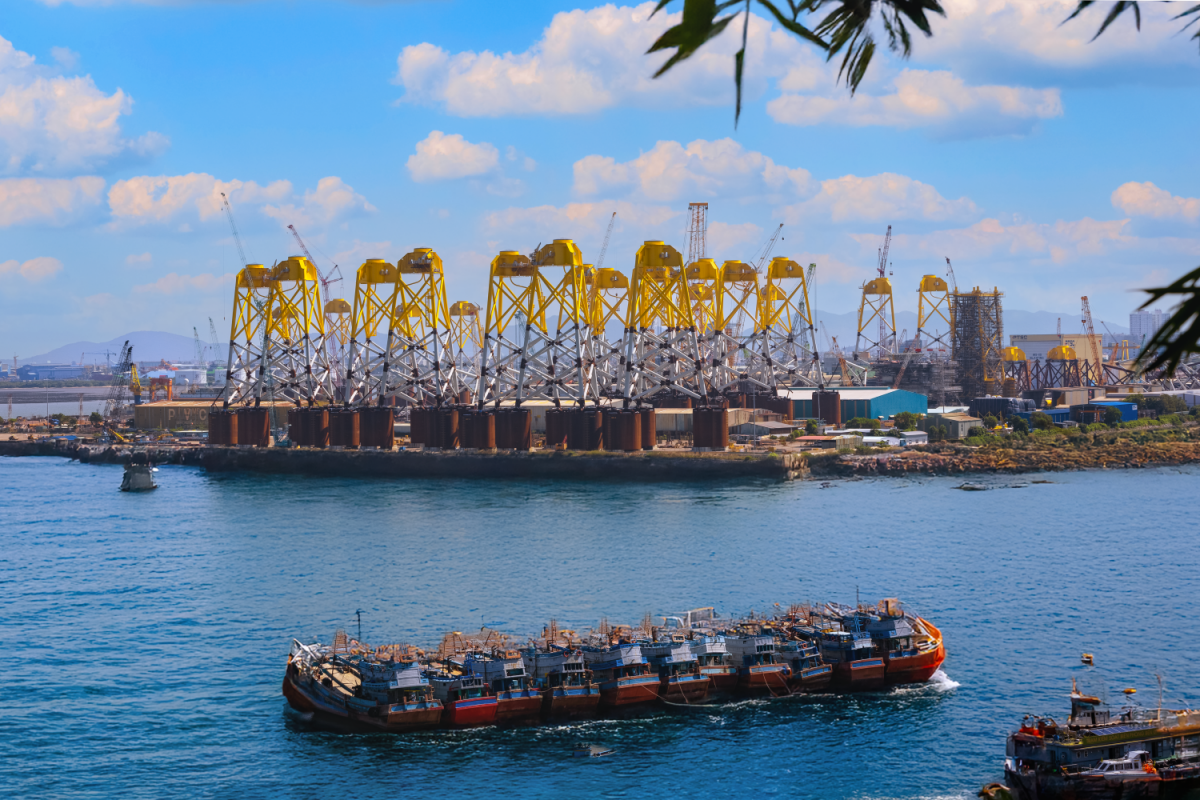 Petrovietnam sẽ thúc đẩy thúc đẩy các sản phẩm phục vụ chuyển dịch năng lượng như xăng E10, LNG, điện gió ngoài khơi, CCS và CCUS. Ảnh Petrovietnam