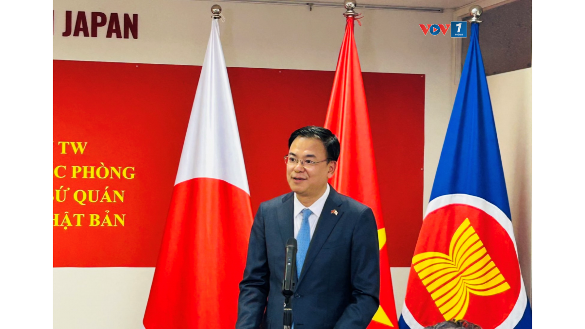 Đại sứ Phạm Quang Hiệu báo cáo Đại tướng về tình hình địa bàn và cộng đồng. (Ảnh: VOV -Tokyo)