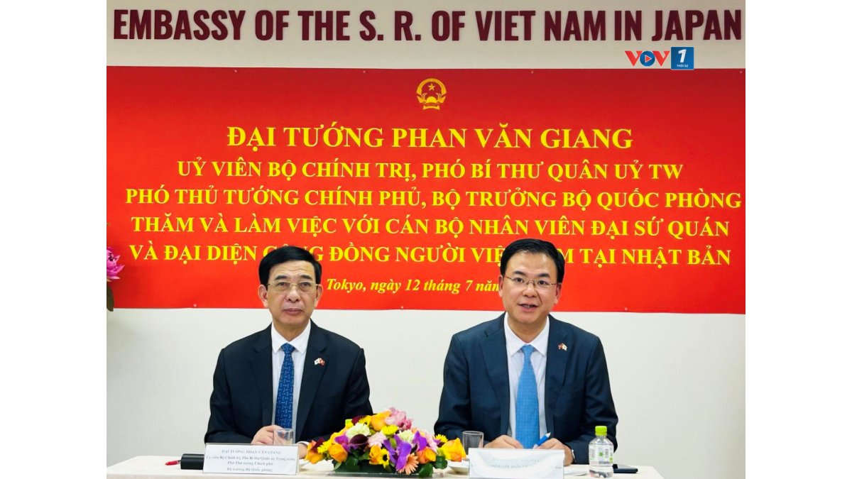 Đại tướng Phan Văn Giang và Đại sứ Phạm Quang Hiệu tại cuộc tiếp xúc với cán bộ Đại sứ quán và đại diện Cộng đồng Việt Nam tại Nhật Bản. (Ảnh: VOV -Tokyo)