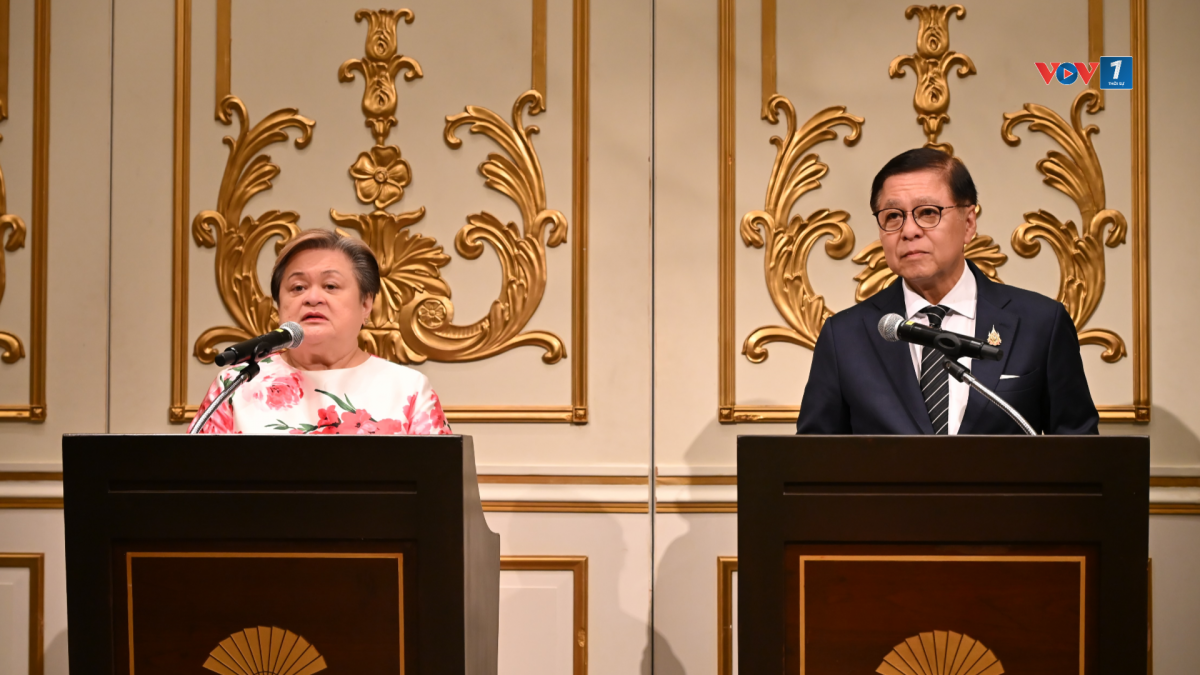 Ông Sihasak Phuangketkeow, Bộ trưởng Ngoại giao Thái Lan và Bà Ma. Theresa P.Lazaro, Đặc phái viên của Chủ tịch ASEAN về Myanmar. (Ảnh: VOV Bangkok)