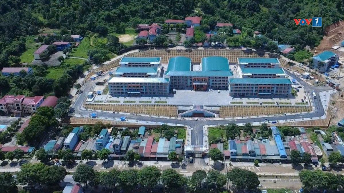Từ một sườn đồi hoang, một công trình trường học hiện đại đã hiện hữu giữa đại ngàn Phong Thổ