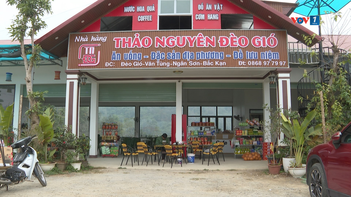 Ông Nguyên mạnh dạn mở thêm cửa hàng dịch vụ ăn uống, bán các loại đặc sản địa phương