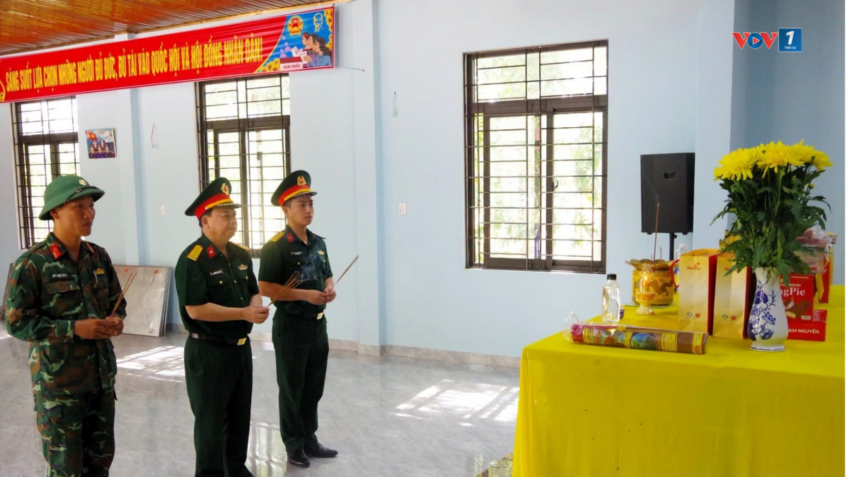 Hài cốt liệt sĩ đang được bảo quản, hương khói tại hội trường thôn Quật Xá, xã Cam Lộ, tỉnh Quảng Trị