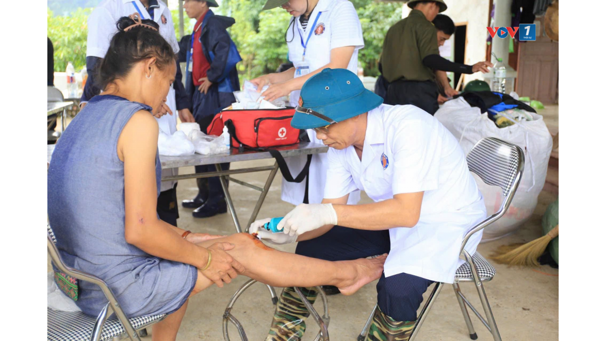 Các lực lượng y tế sơ cứu cho người dân bị thương nhẹ tại vùng lũ Mường Than