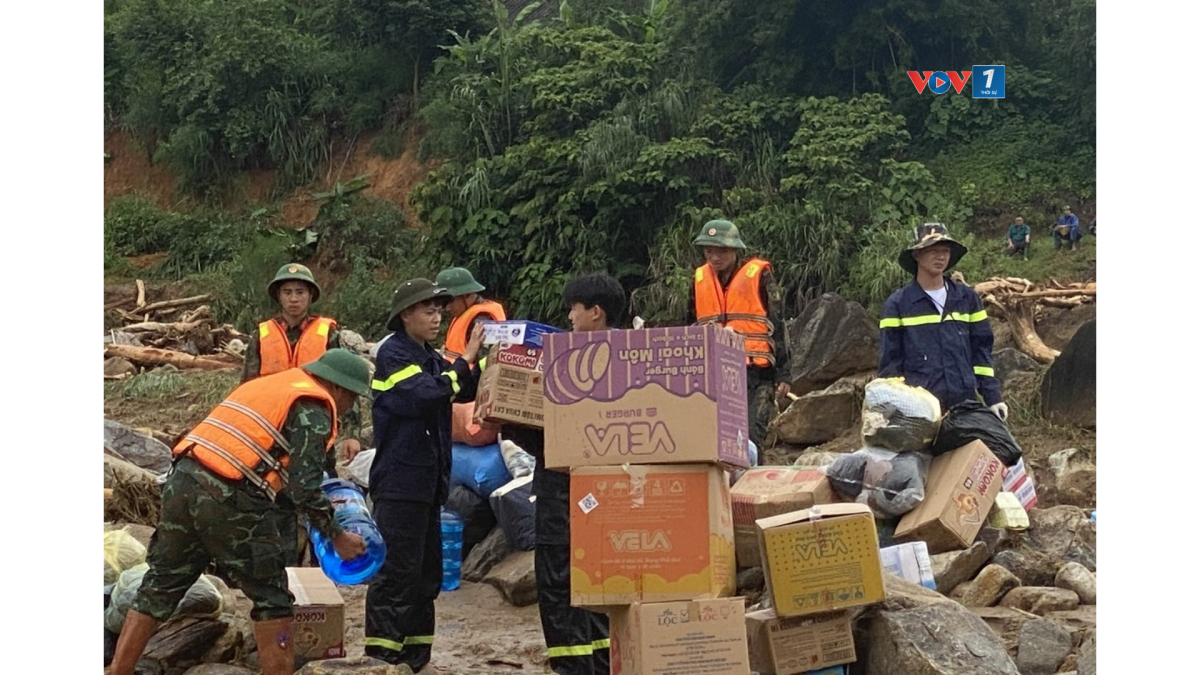 Các tổ chức, cá nhân hảo tâm đang hướng về vùng lũ Mường Than bằng nhiều chuyến hàng cứu trợ