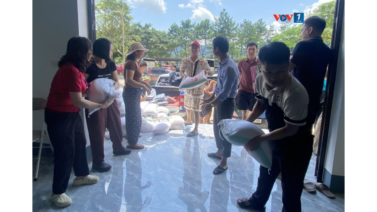 Hàng chục tấn gạo, nhu yếu ấm sẽ chia sẻ bớt khó khăn với người dân lúc hoạn nạn