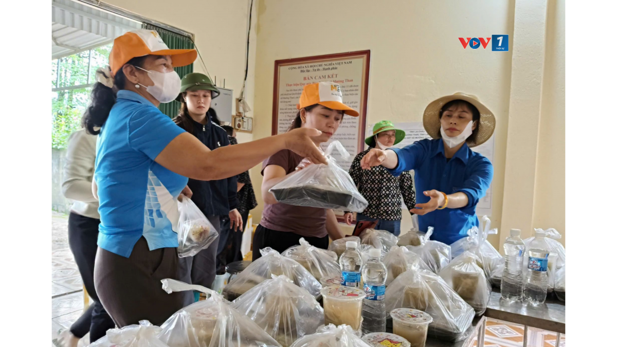 Những xuất cơm không đồng đang làm ấm lòng người dân vùng lũ