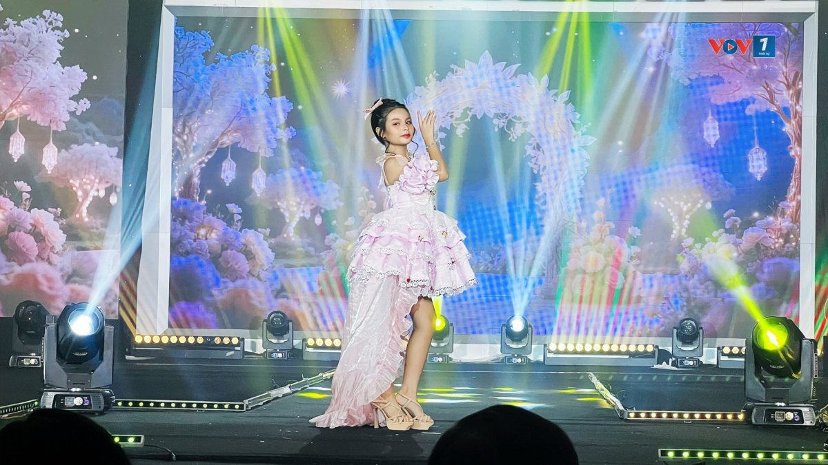Siêu mẫu nhí ấn tượng Lê Trần Bảo Châu trong phần dự thi trang phục dạ hội tại đêm chung kết
