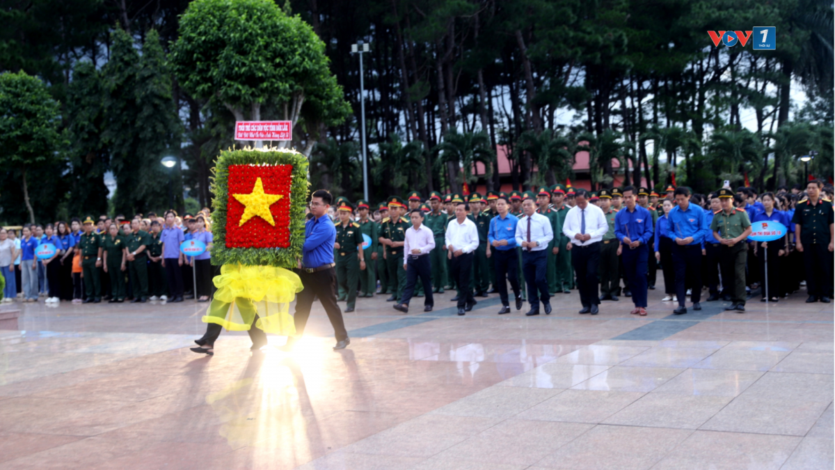 Đại biểu và hàng nghìn đoàn viên, thanh niên tham gia Lễ thắp nến tri ân tại Nghĩa trang liệt sĩ tỉnh Đắk Lắk.