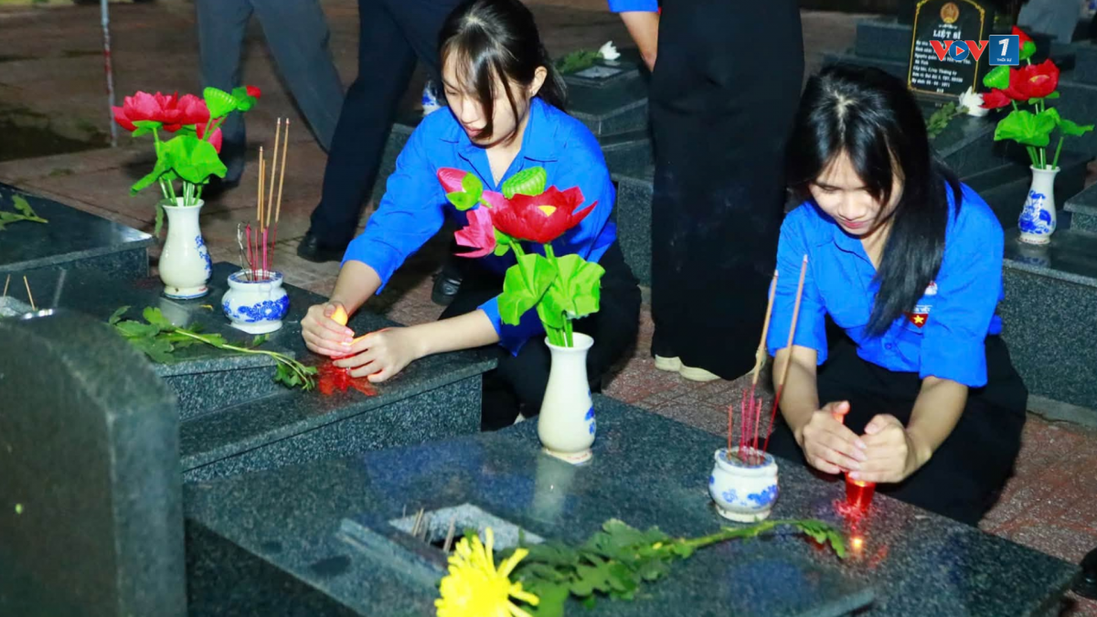 Các đoàn viên thanh niên dâng hoa, dâng hương và thắp nến tại từng phần mộ liệt sĩ