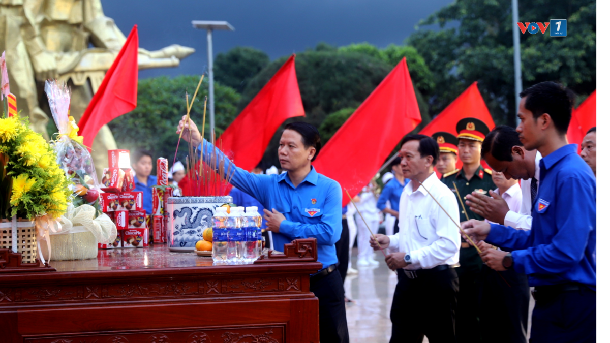 Các đại biểu dâng hương tại khu vực Đài tưởng niệm liệt sĩ