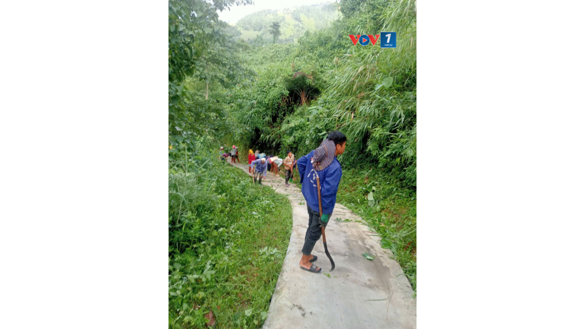Bà con thôn Cang Dông phát quang giao thông liên thôn đón mùa mưa bão