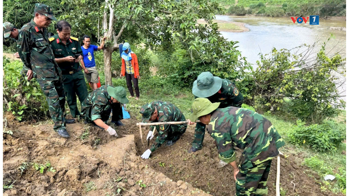Cán bộ, chiến sĩ Đội K51, Bộ Chỉ huy Quân sự tỉnh Đắk Lắk tổ chức tìm kiếm, quy tập hài cốt liệt sĩ tại hiện trường.