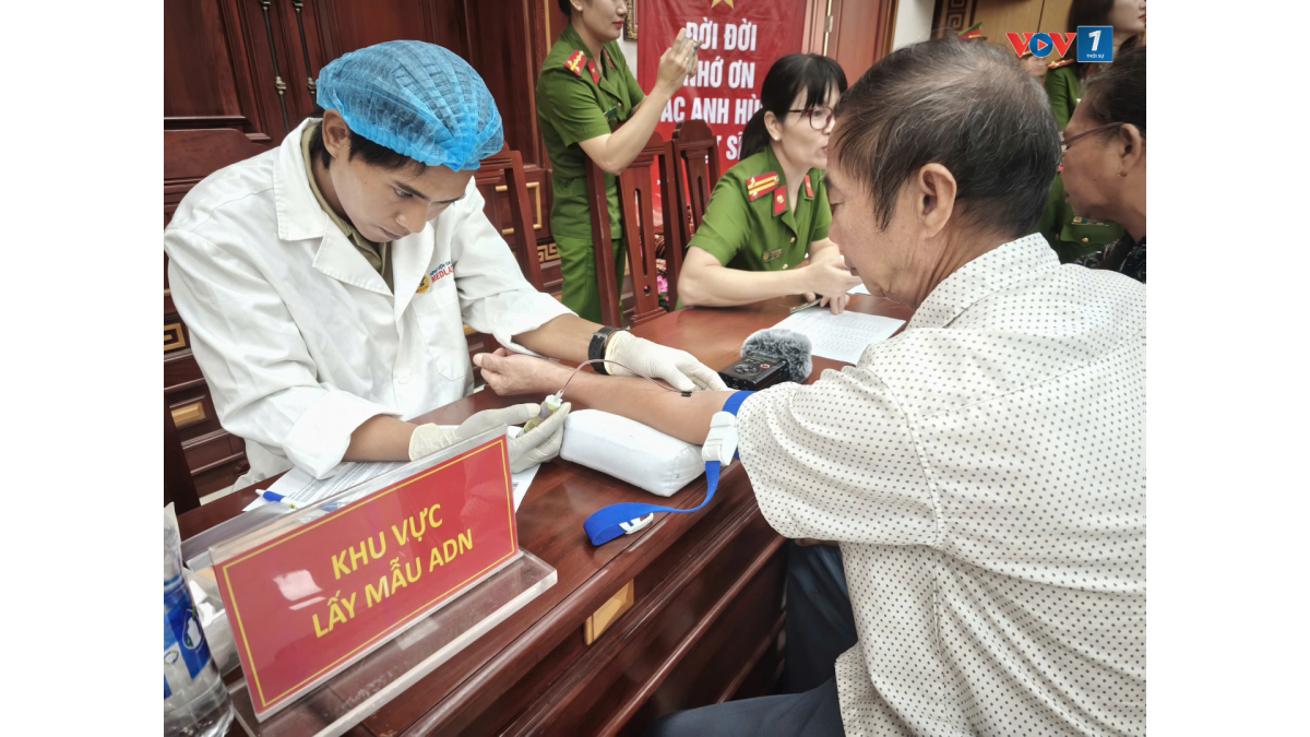 Lực lượng chức năng lấy mẫu ADN thân nhân liệt sĩ, phục vụ đối sánh, xác định danh tính các hài cốt liệt sĩ chưa rõ thông tin.