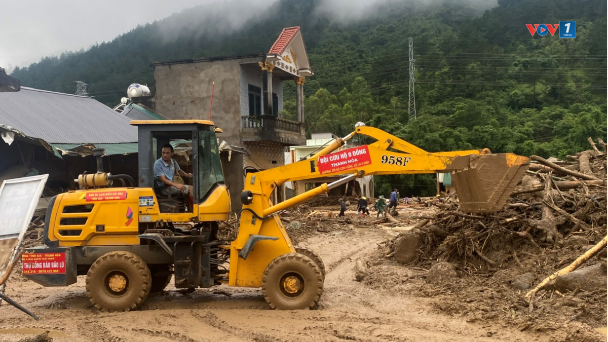 Chiếc máy xúc lật hoạt động tích cực tại tâm lũ Mường Than