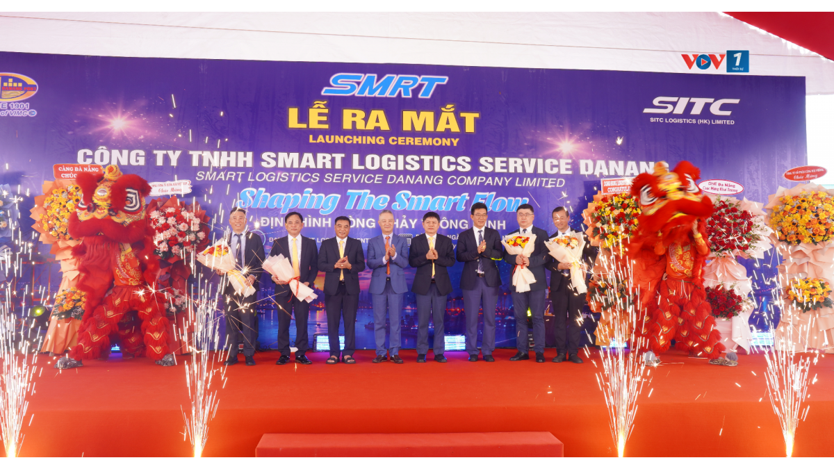 Tặng hoa chúc mừng Ban điều hành SMRT