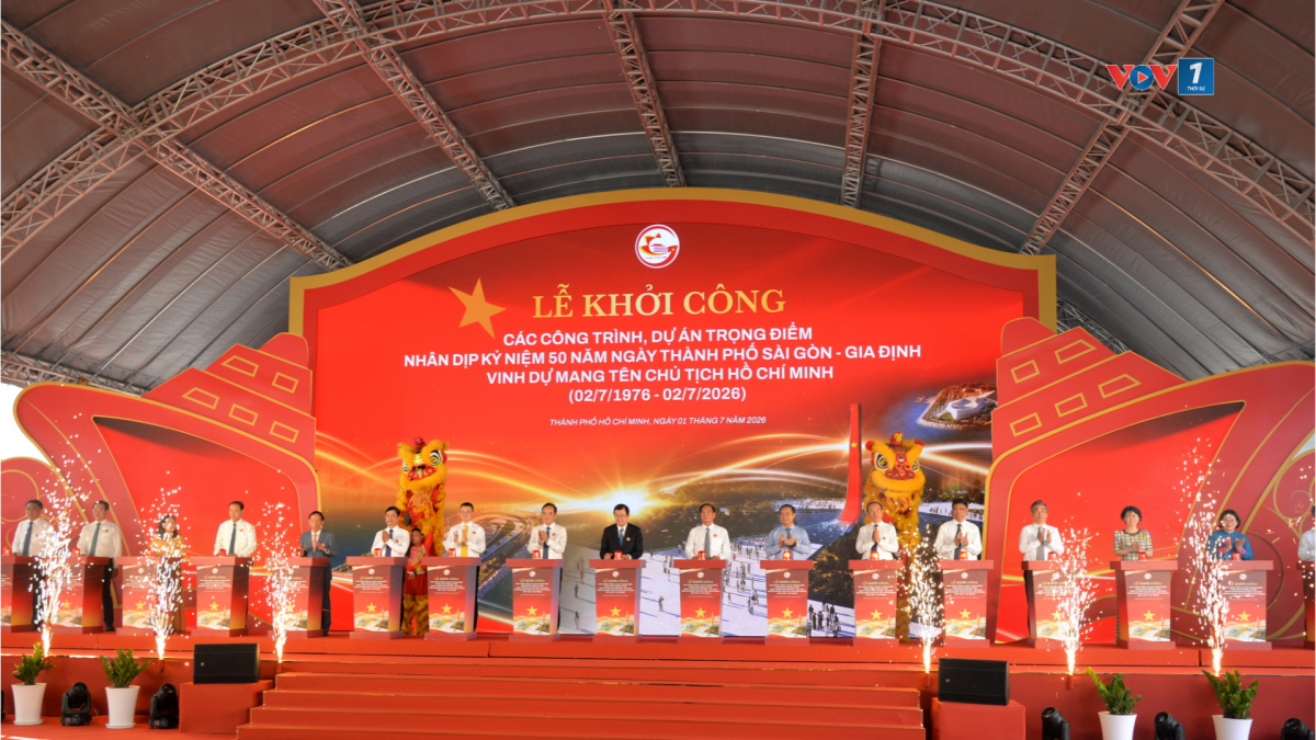 Các đại biểu thực hiện nghi thức khởi công