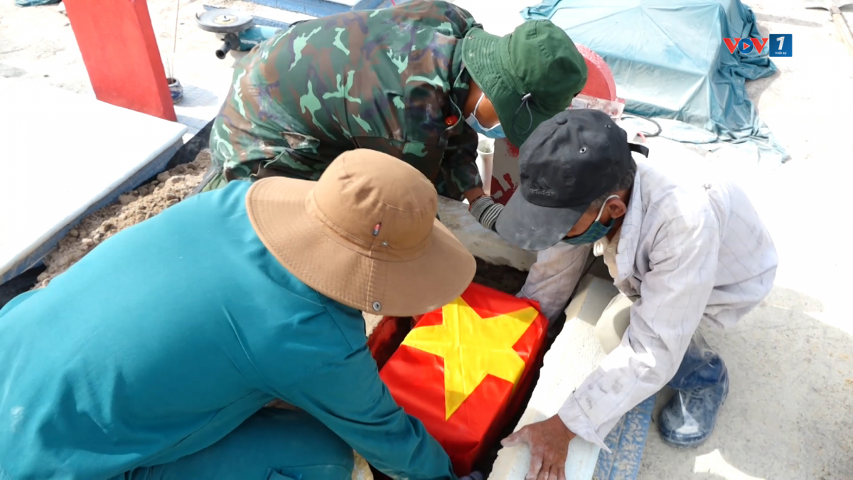 Việc khai quật mộ liệt sỹ để lấy mẫu được tiến hành cẩn trọng, thành kính